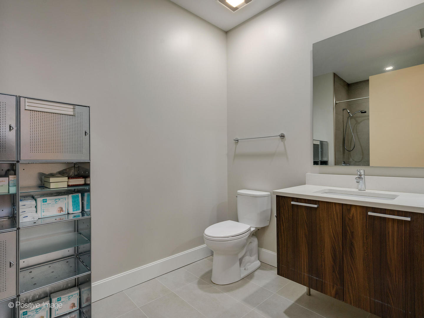 39 North Aberdeen Street, Unit 4S Chicago, IL 60607 - Photo 20 of 25 a bathroom with a sink a toilet and a mirror