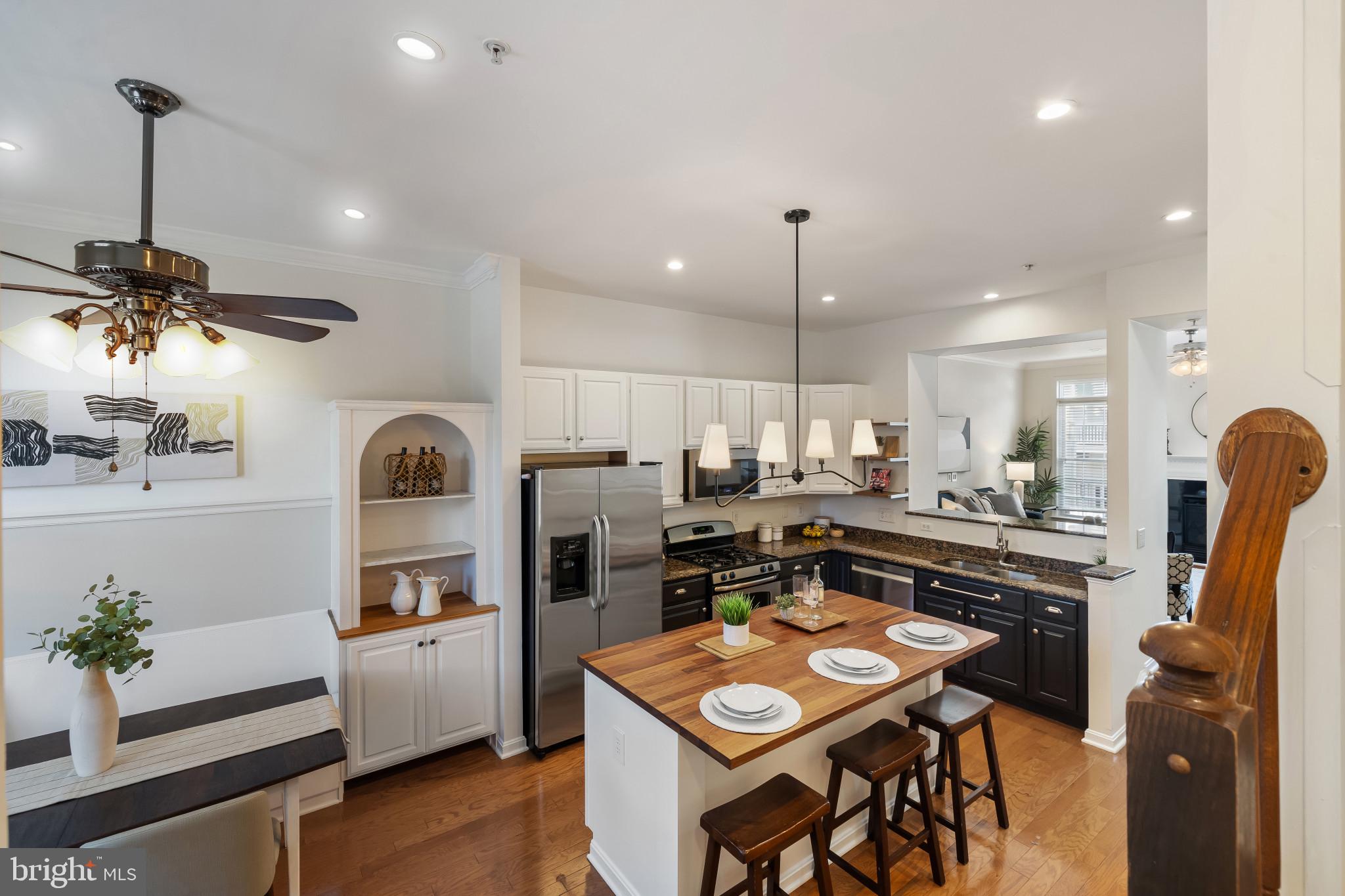 Gourmet Kitchen w/ island and banquette