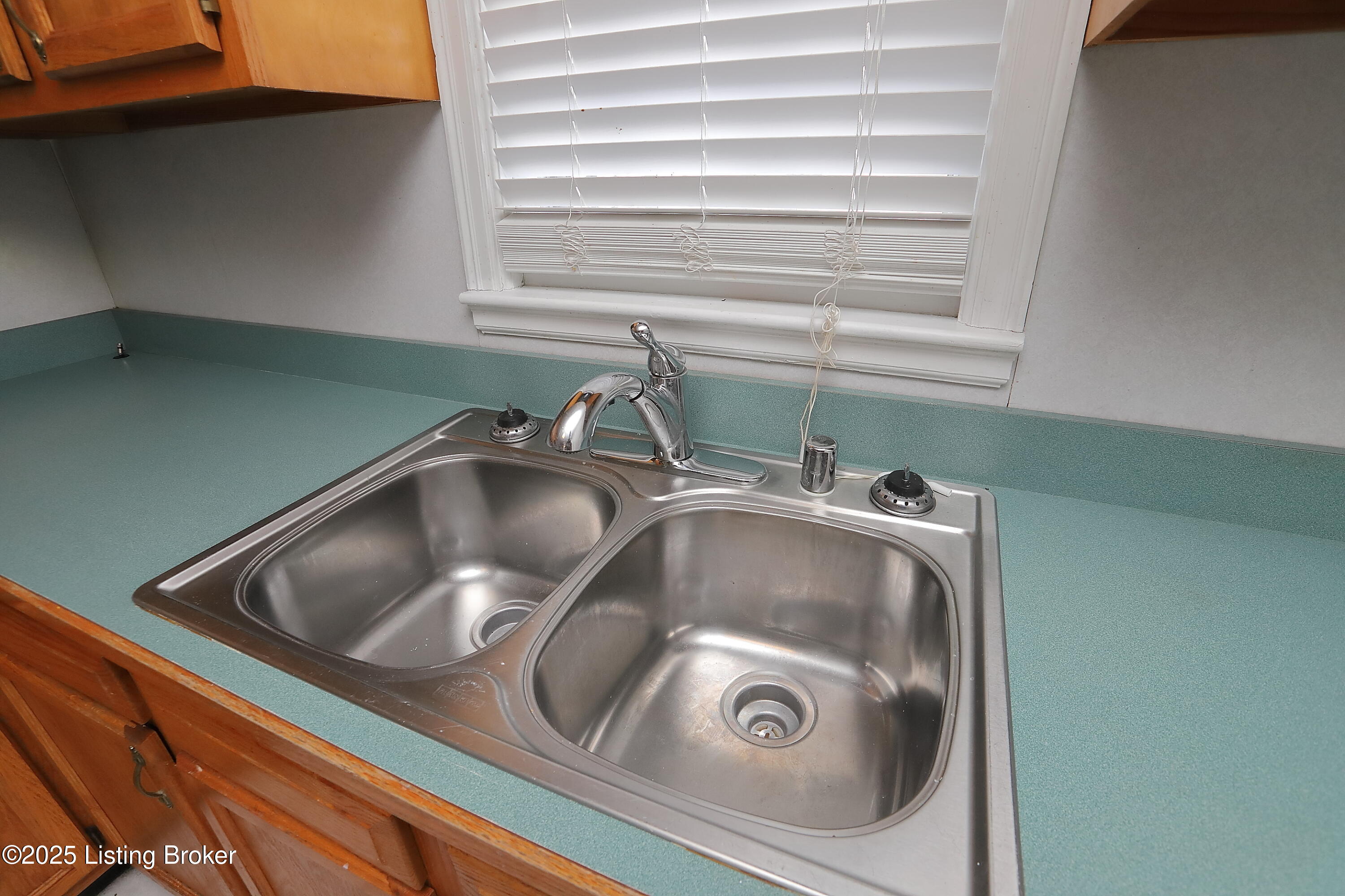4143 Dover Road Louisville, KY 40216 - Photo 18 of 59 Kitchen