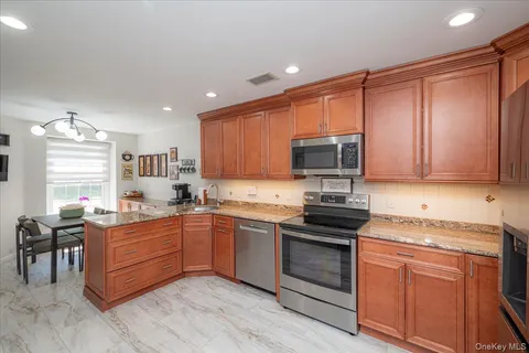 $829,000 | 55 Lakebridge Drive South, Kings Park, NY 11754