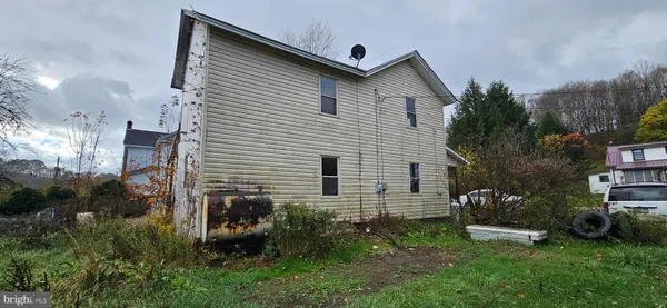 a view of backyard with a garden and plants
