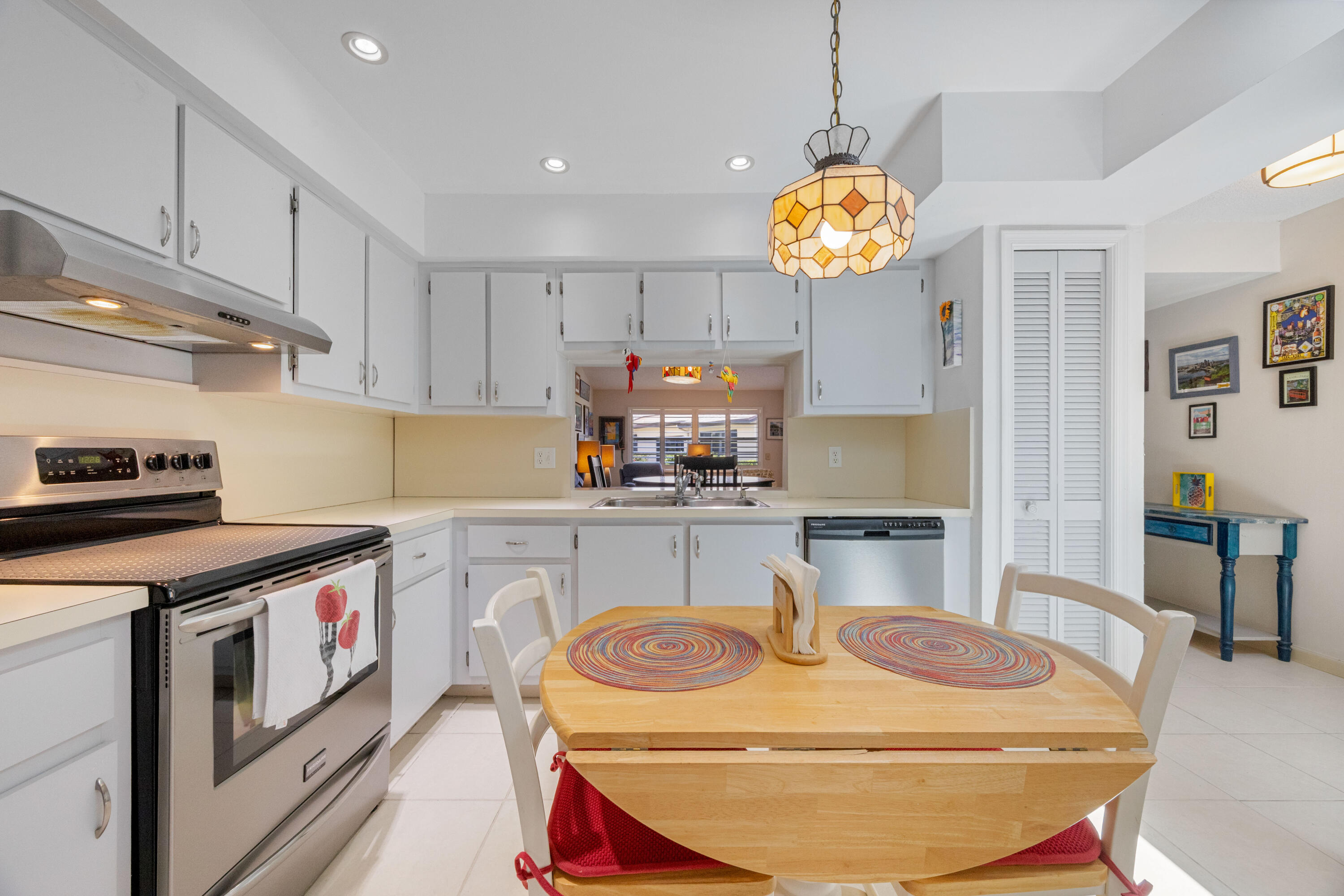 22 Ridge Pointe Drive, Unit C Boynton Beach, FL 33435 - Photo 4 of 25 Kitchen