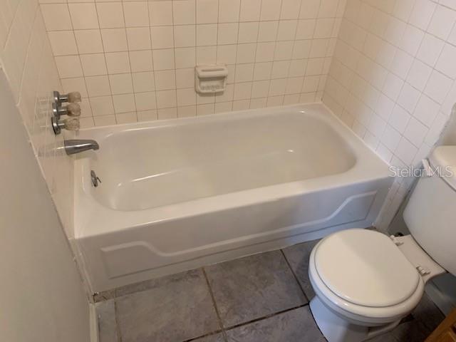 1960 Union Street, Unit 5 Clearwater, FL 33763 - Photo 7 of 11 a bathroom with a toilet and bathtub