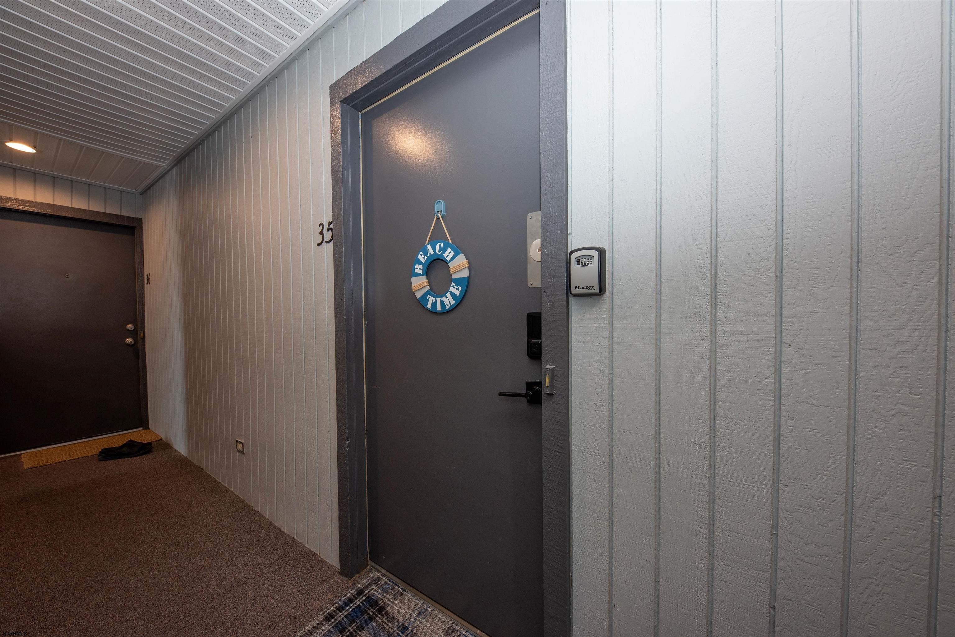 875 Plymouth Place, Unit 35 Ocean City, NJ 08226 - Photo 33 of 60 a bathroom with a mirror