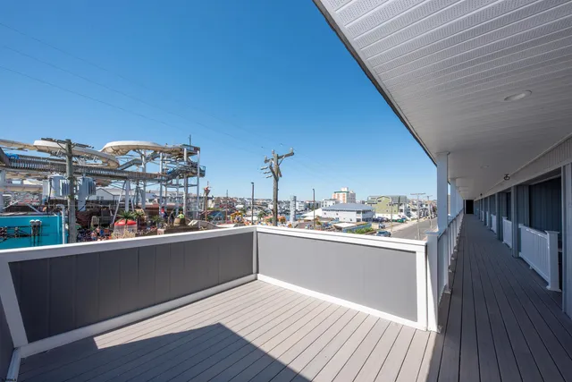 a picture of table and chairs in patio