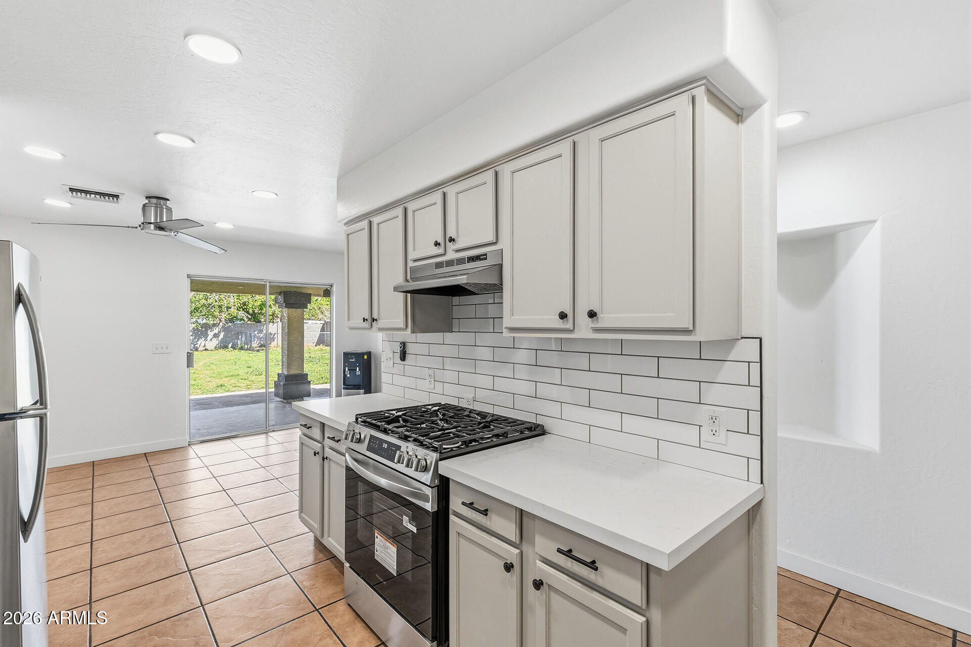 6314 West Lamar Road Glendale, AZ 85301 - Photo 5 of 29 New Gas Stove!