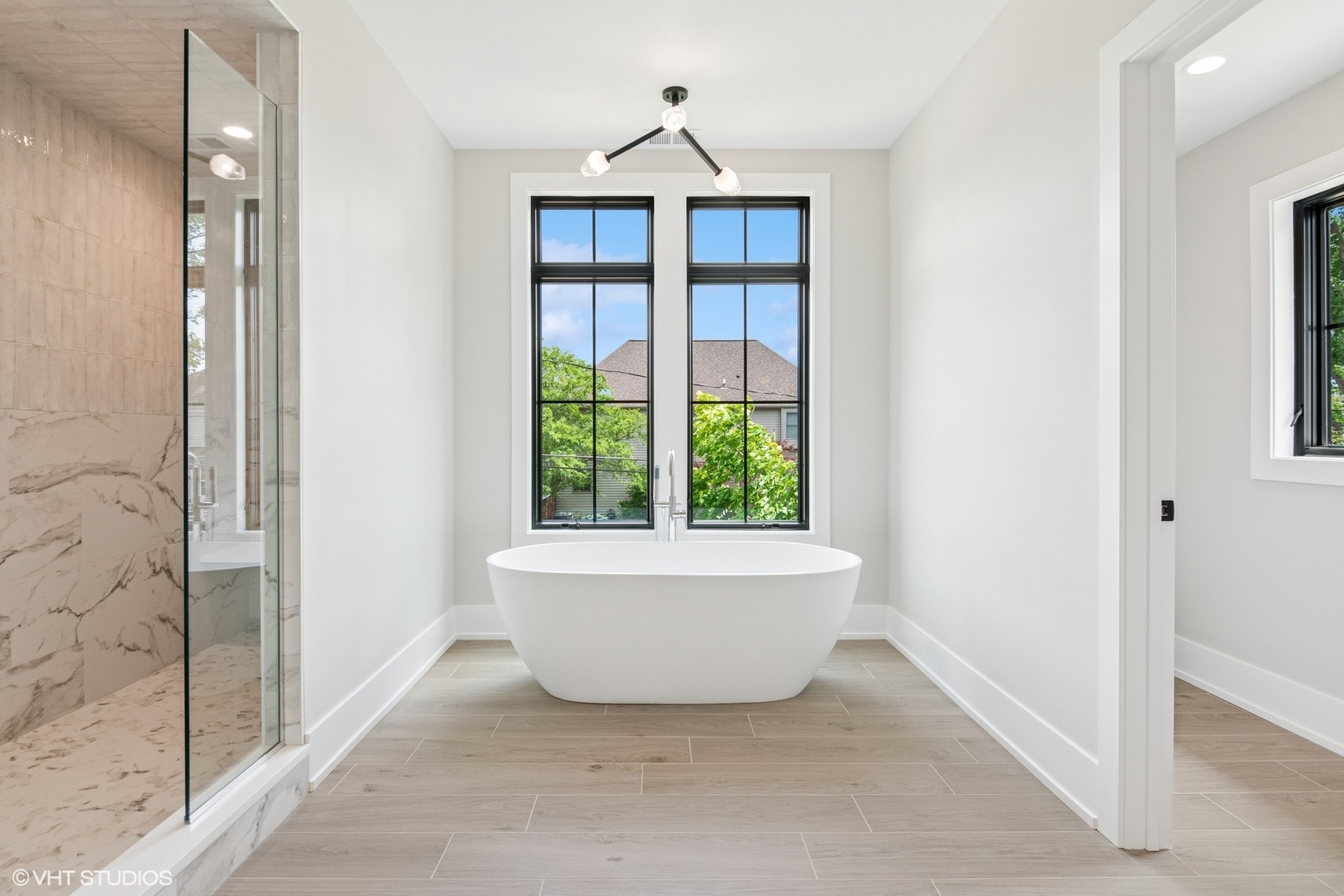 613 Chatham Avenue Elmhurst, IL 60126 - Photo 22 of 37 a bathroom with a bathtub and window