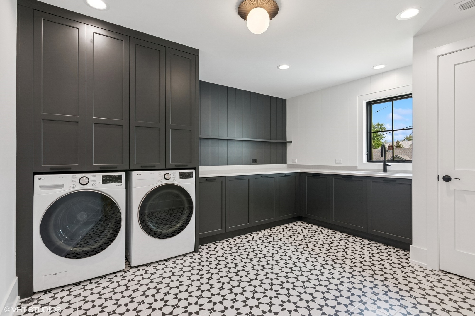 613 Chatham Avenue Elmhurst, IL 60126 - Photo 31 of 37 a bathroom with a sink and a mirror