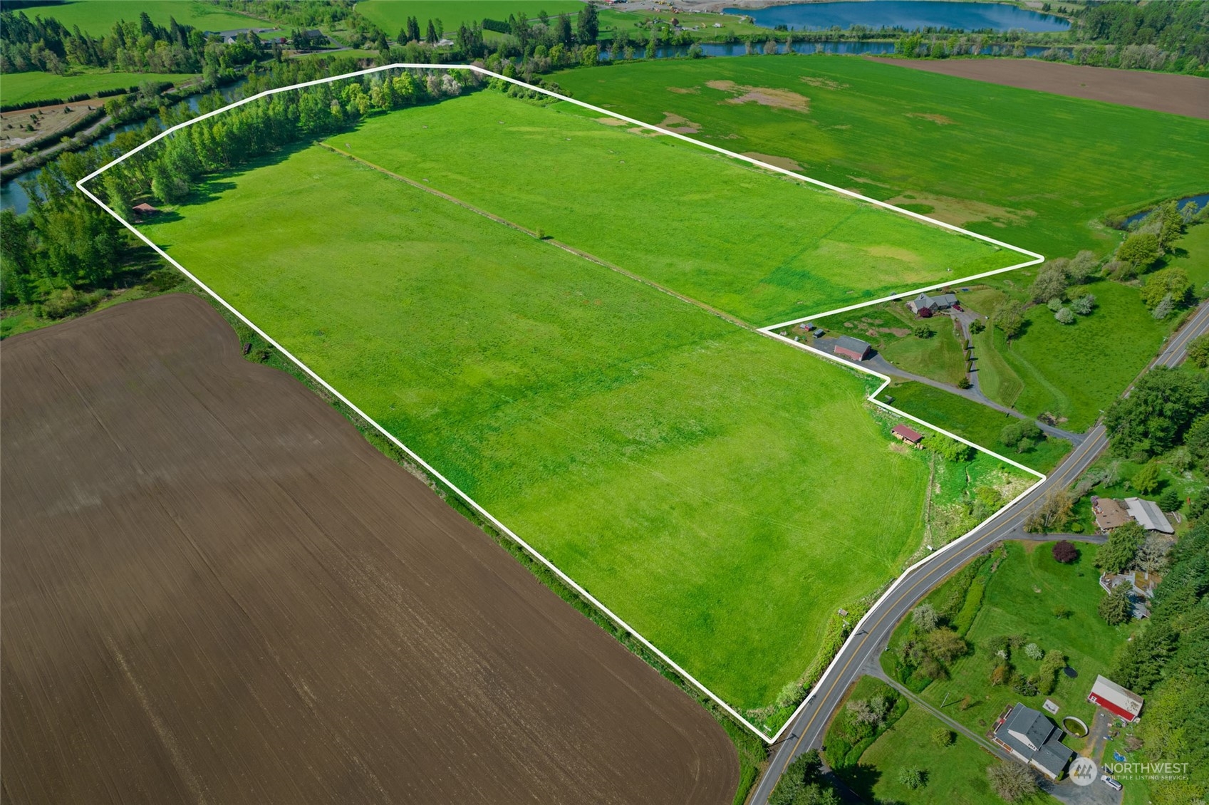 a view of a tennis court