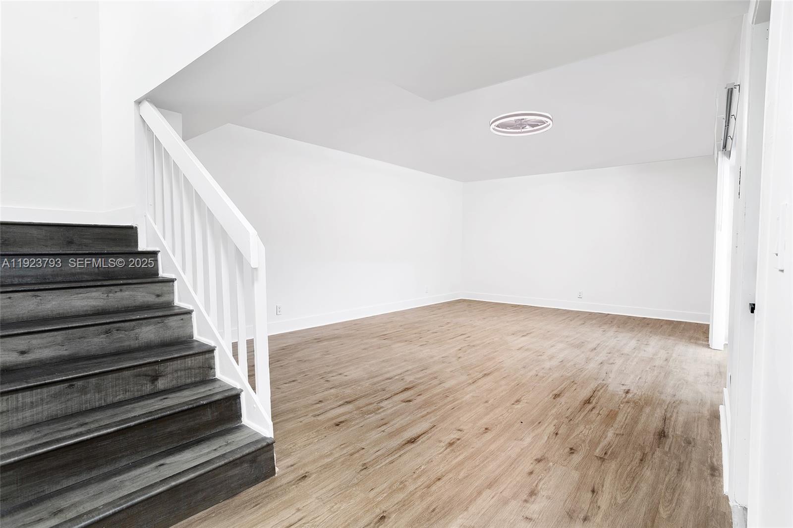 4059 Palm Bay Circle, Unit C West Palm Beach, FL 33406 - Photo 12 of 27 a view of entryway