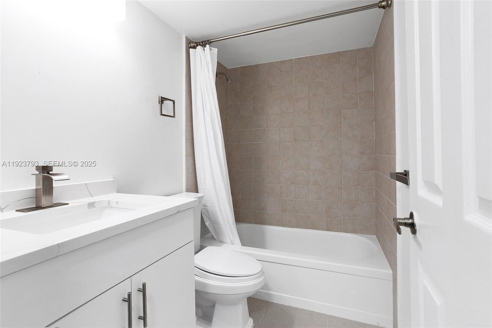 4059 Palm Bay Circle, Unit C West Palm Beach, FL 33406 - Photo 20 of 27 a bathroom with a sink a toilet and a bathtub
