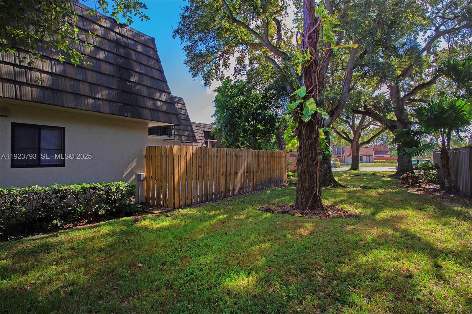 4059 Palm Bay Circle, Unit C West Palm Beach, FL 33406 - Photo 23 of 27 a view of a backyard with tree
