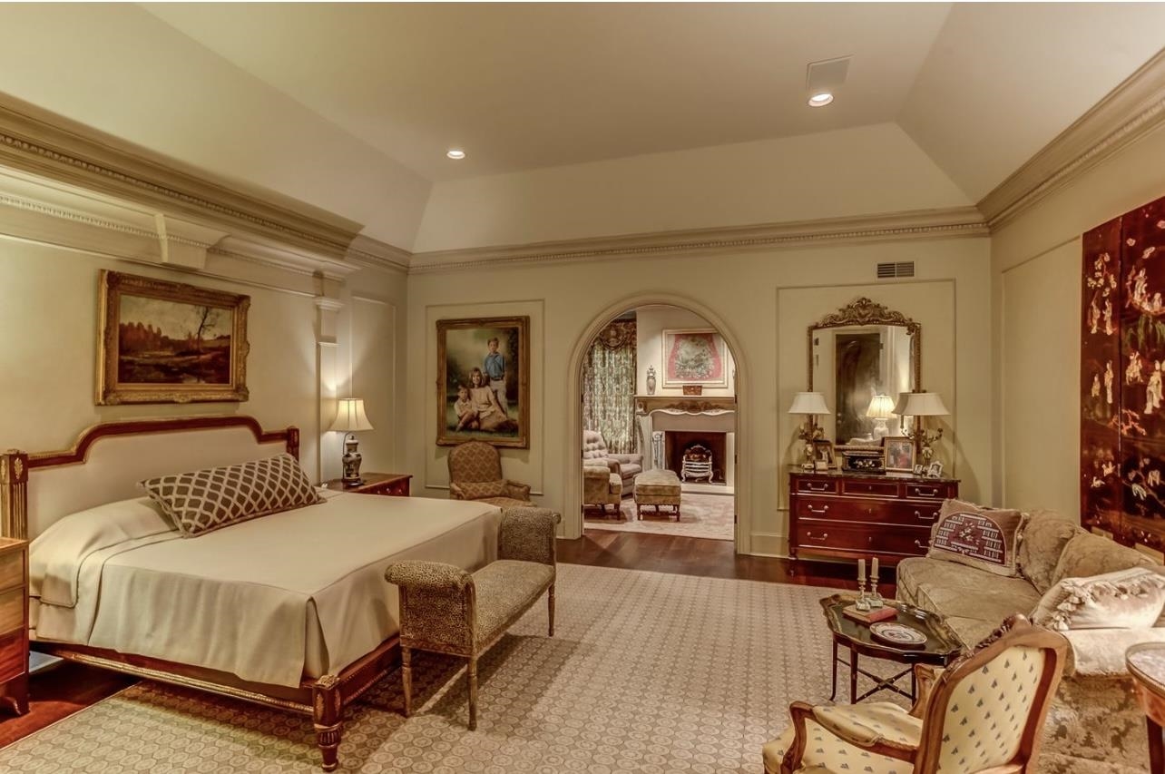 8575 The Island Memphis, TN 38125 - Photo 22 of 40 a living room with a bed and furniture