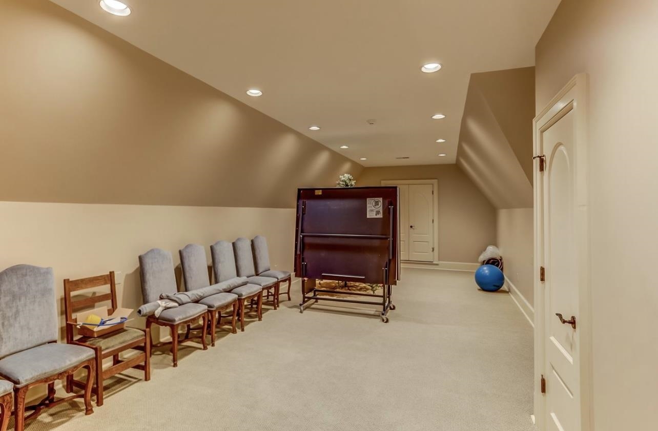 8575 The Island Memphis, TN 38125 - Photo 31 of 40 a living room with furniture and gym equipment