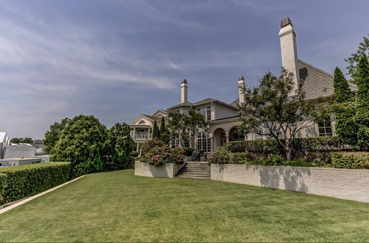 8575 The Island Memphis, TN 38125 - Photo 33 of 40 a front view of a house with a yard
