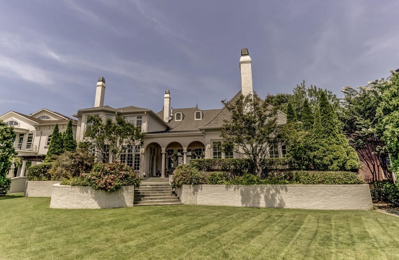 8575 The Island Memphis, TN 38125 - Photo 35 of 40 a front view of a house with a yard