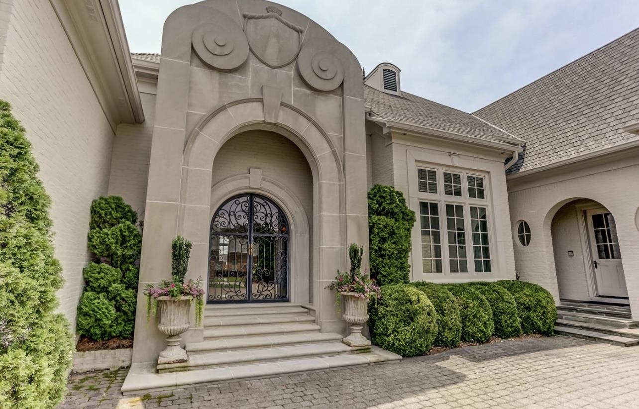 8575 The Island Memphis, TN 38125 - Photo 5 of 40 a front view of a house with garden