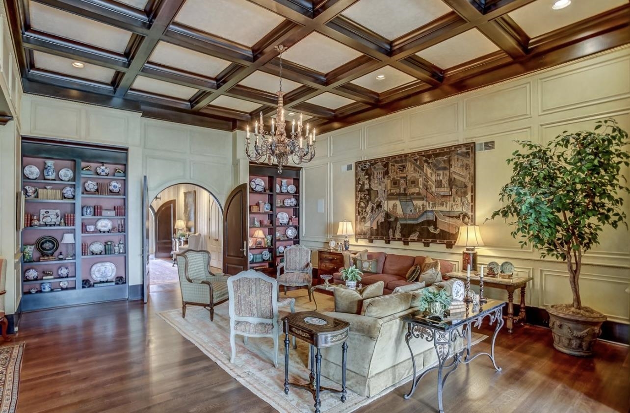 8575 The Island Memphis, TN 38125 - Photo 8 of 40 a living room with furniture and a potted plant