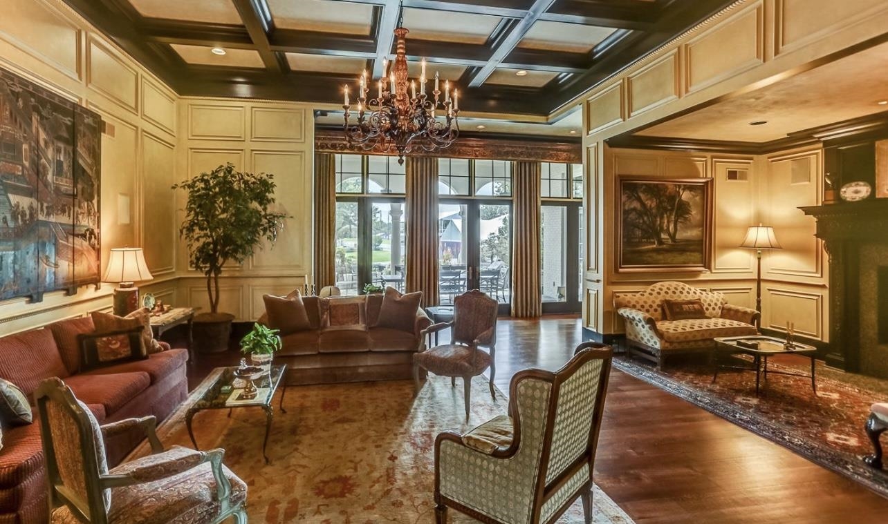 8575 The Island Memphis, TN 38125 - Photo 9 of 40 a living room with furniture and a large window