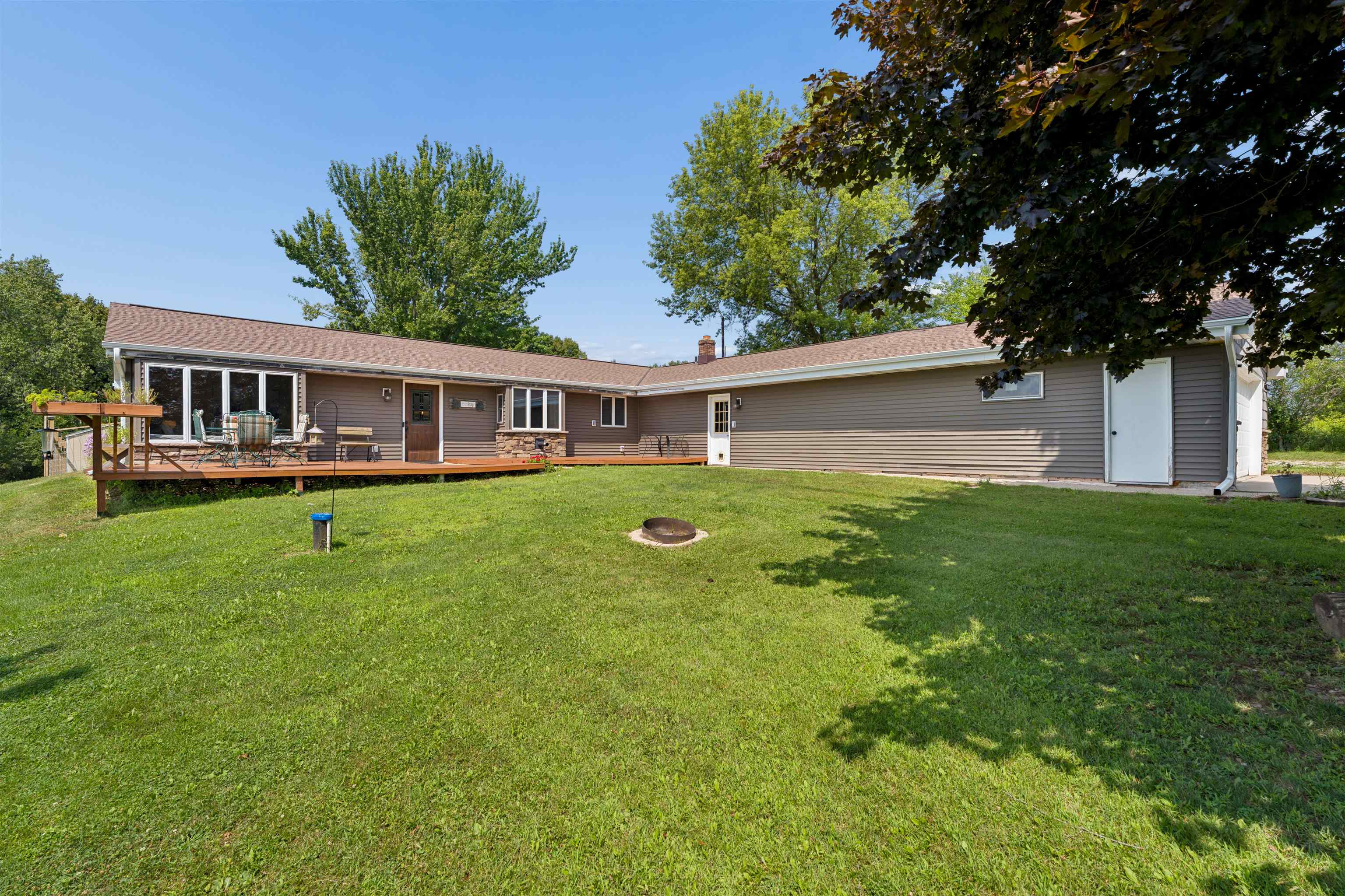 W8269 Grand View Road Hortonville, WI 54944 - Photo 1 of 39 Gallery Image 1