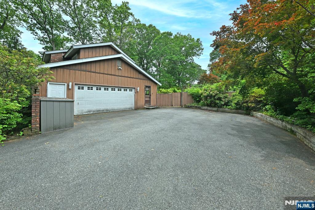 9 Lyncrest Drive Paramus, NJ 07652 - Photo 6 of 49