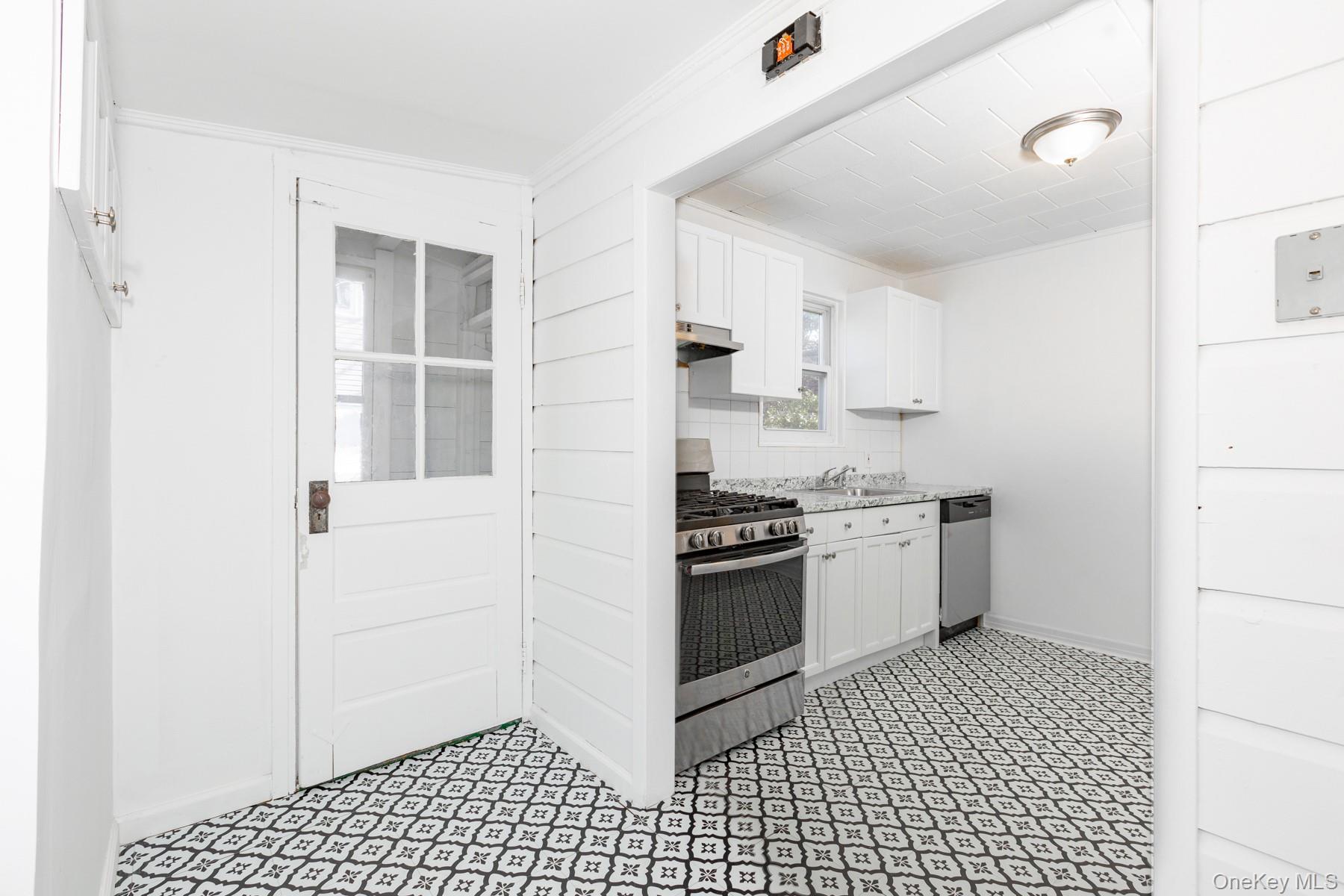 160 Austin Street Lindenhurst, NY 11757 - Photo 12 of 20