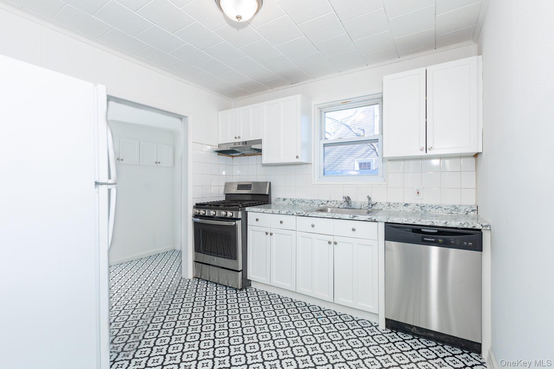 160 Austin Street Lindenhurst, NY 11757 - Photo 9 of 20