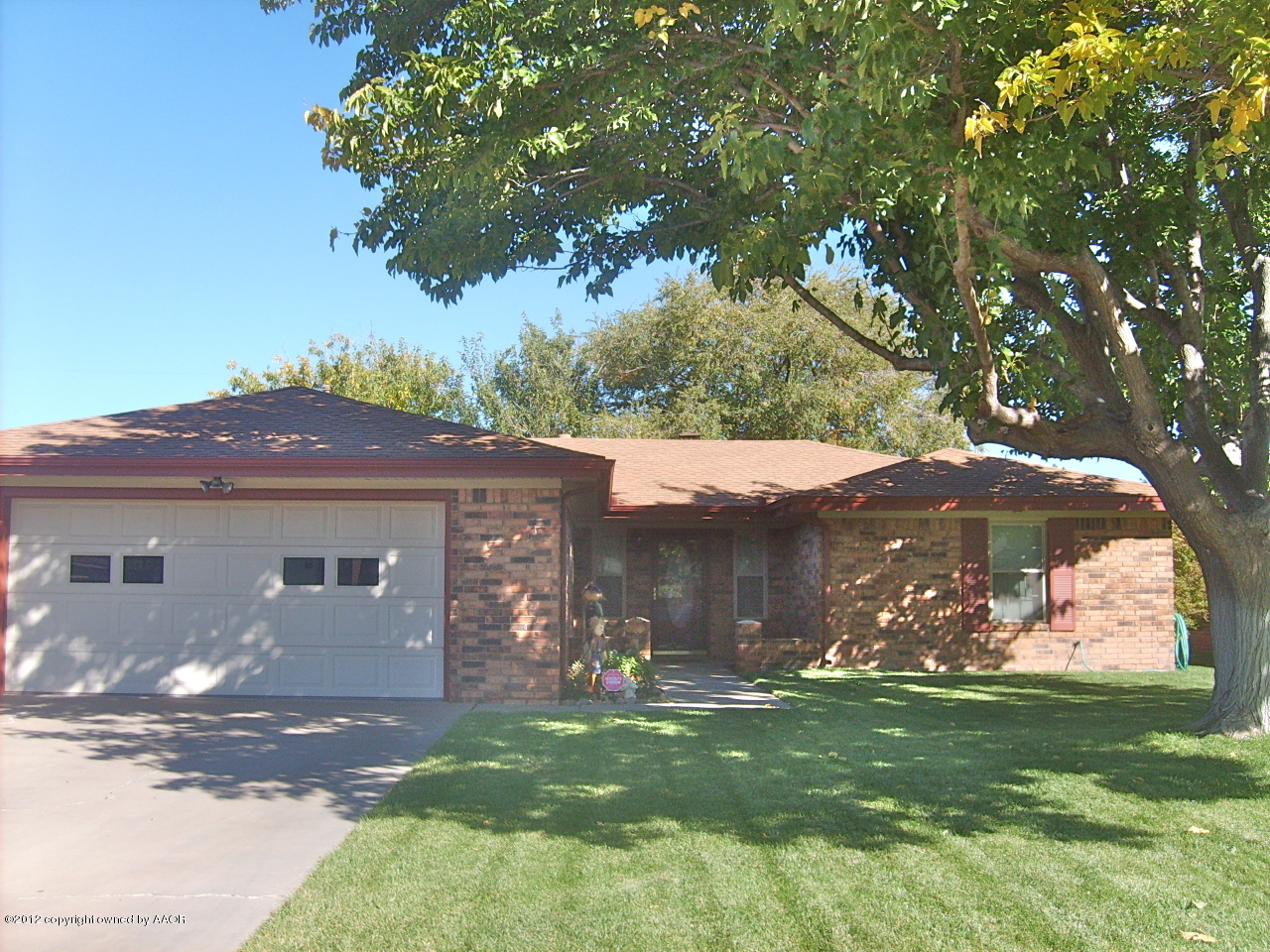a view of a back yard of the house with green space