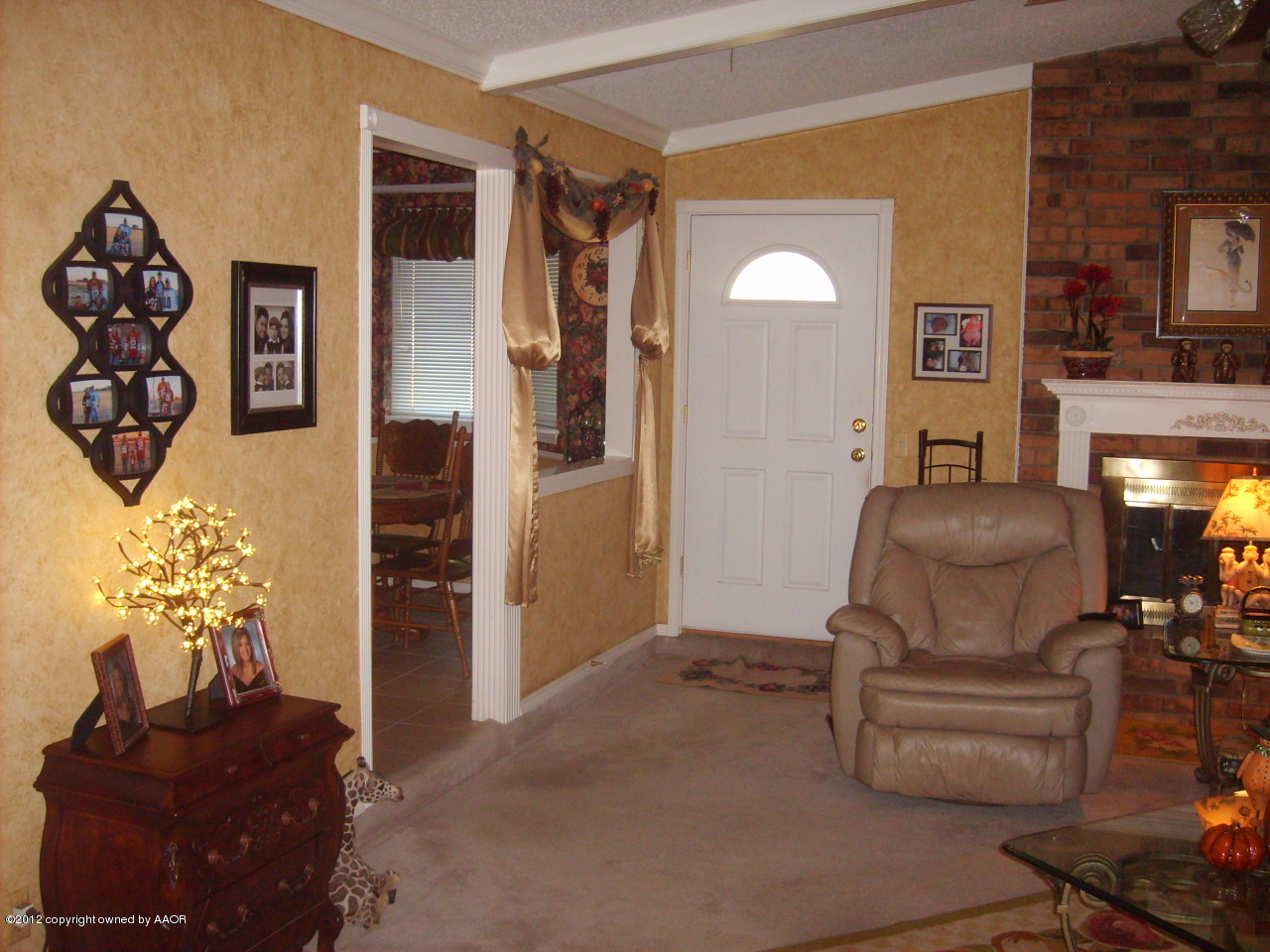 4814 Tulip Avenue Amarillo, TX 79110 - Photo 13 of 27 a living room with furniture and a couch