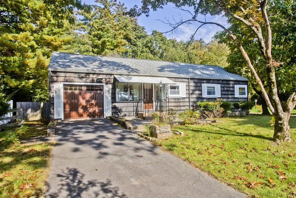 520 Dutchess Street Springfield, MA 01129 - Photo 2 of 31 a view of a house with backyard and sitting area
