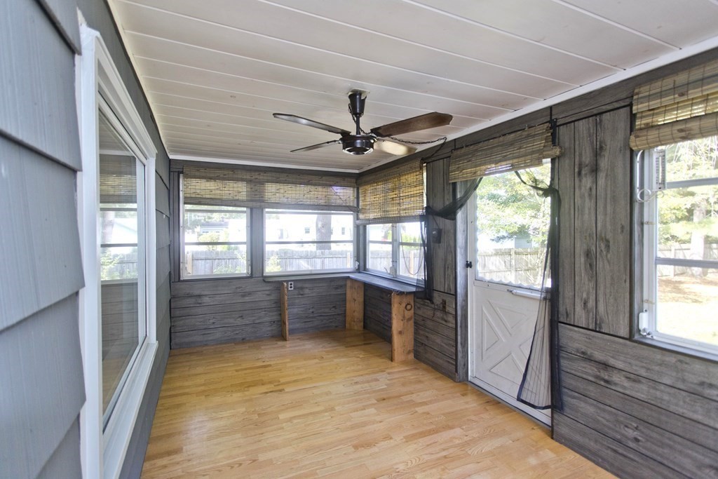 520 Dutchess Street Springfield, MA 01129 - Photo 23 of 31 a room with window