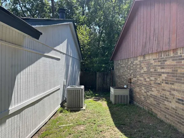 a view of a backyard with pathway