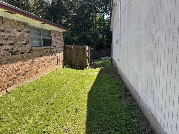 a view of a backyard with pathway