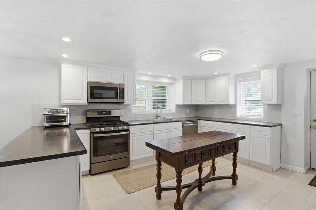 53 Gates Road Saugus, MA 01906 - Photo 6 of 42