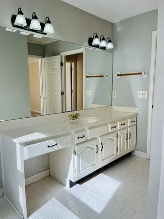$2,400 | 2906 B Westmoreland Drive, Nashville, TN 37212