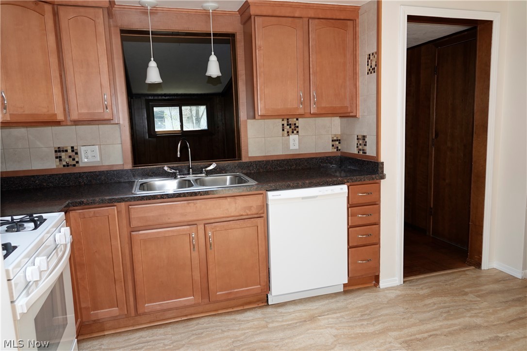 1661 Chelmsford Road Cleveland, OH 44124 - Photo 10 of 27