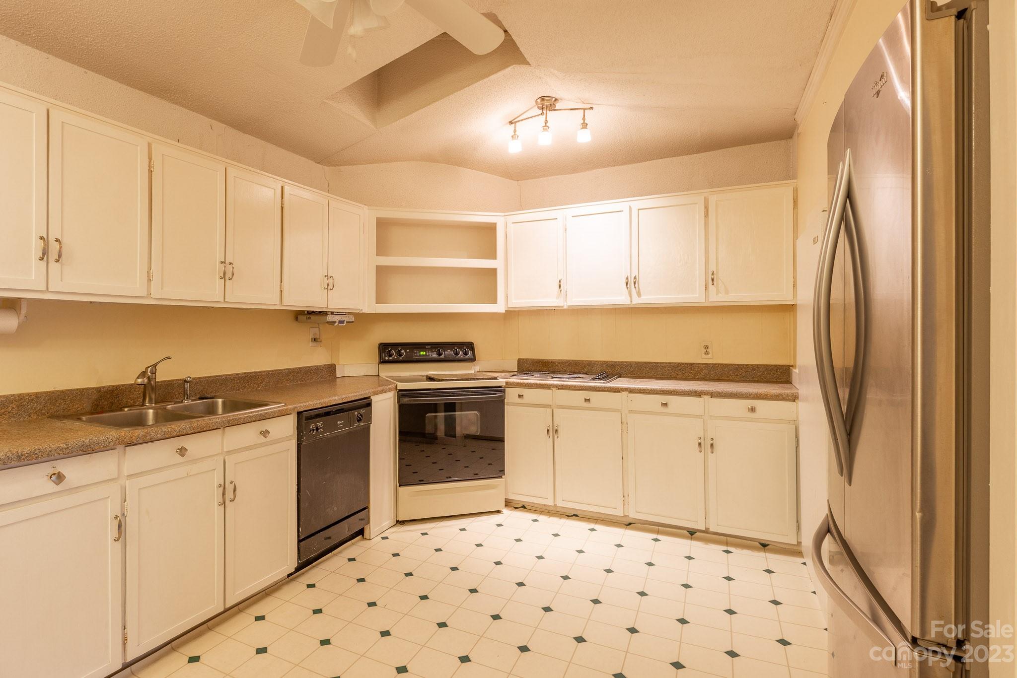 777 Glenn Bridge Road Arden, NC 28704 - Photo 10 of 22 a kitchen with granite countertop a stove a sink and a refrigerator