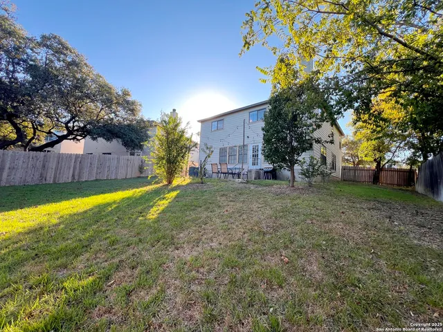 a view of a yard with a house