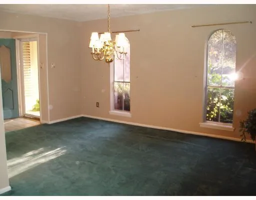 a view of a chandelier in big room and chandelier
