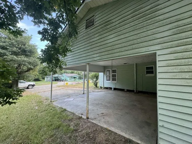 a view of a house with backyard