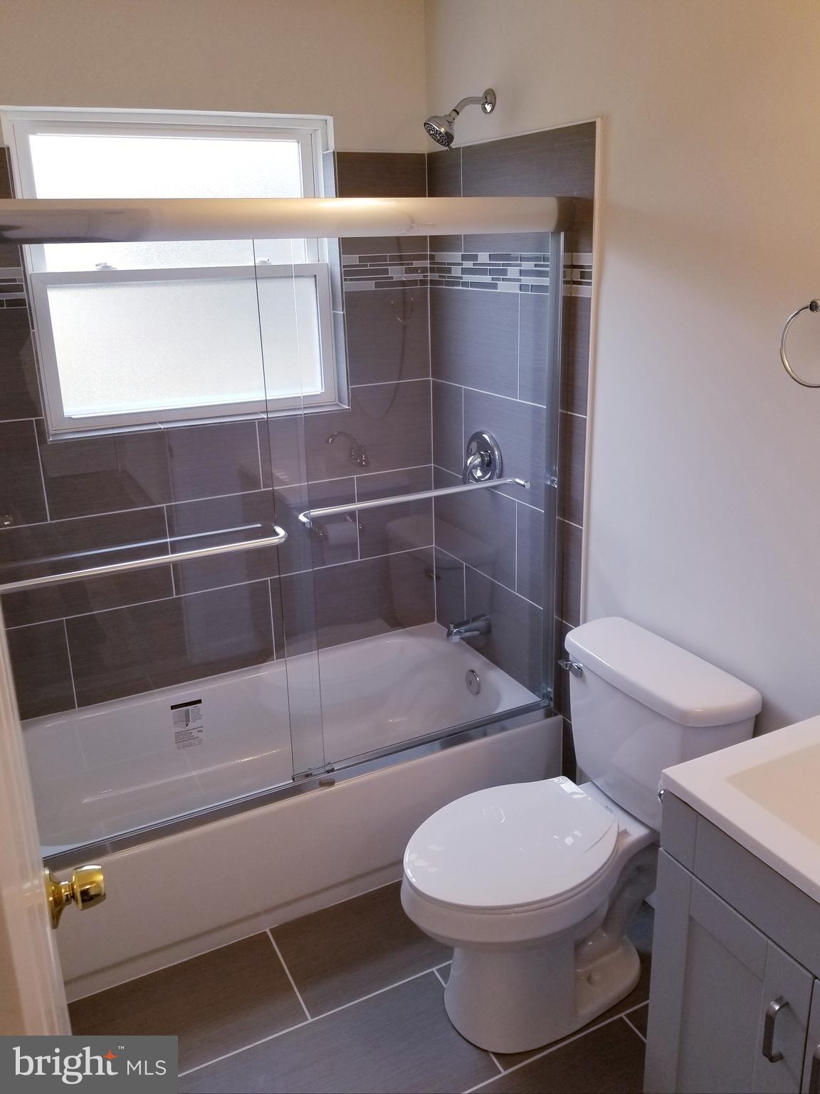 7941 East Shore Road Pasadena, MD 21122 - Photo 9 of 28 Tiled Bathtub with Sliding Doors