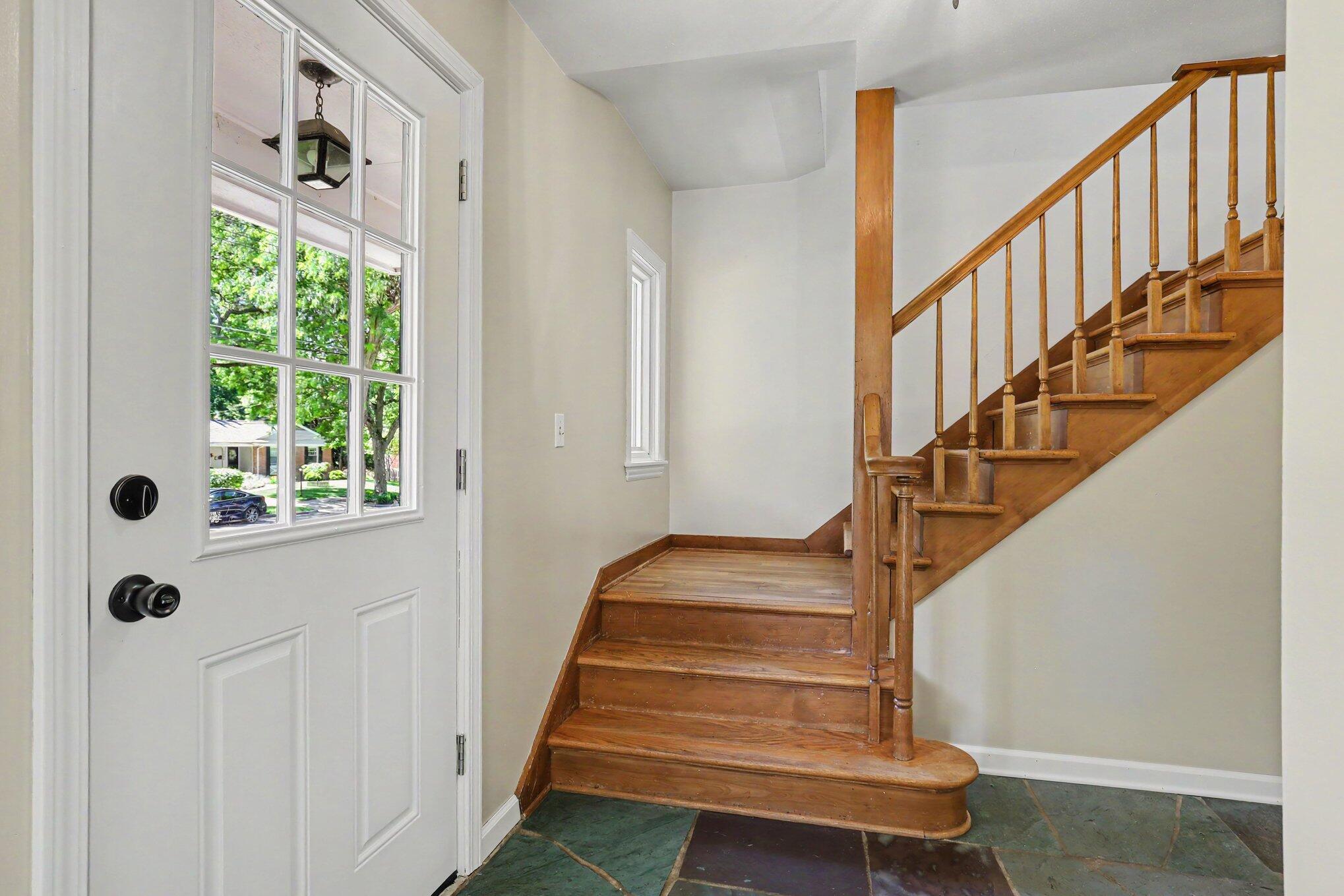 1653 Ridgeview Street Southeast Grand Rapids, MI 49506 - Photo 4 of 30 004_file_3252