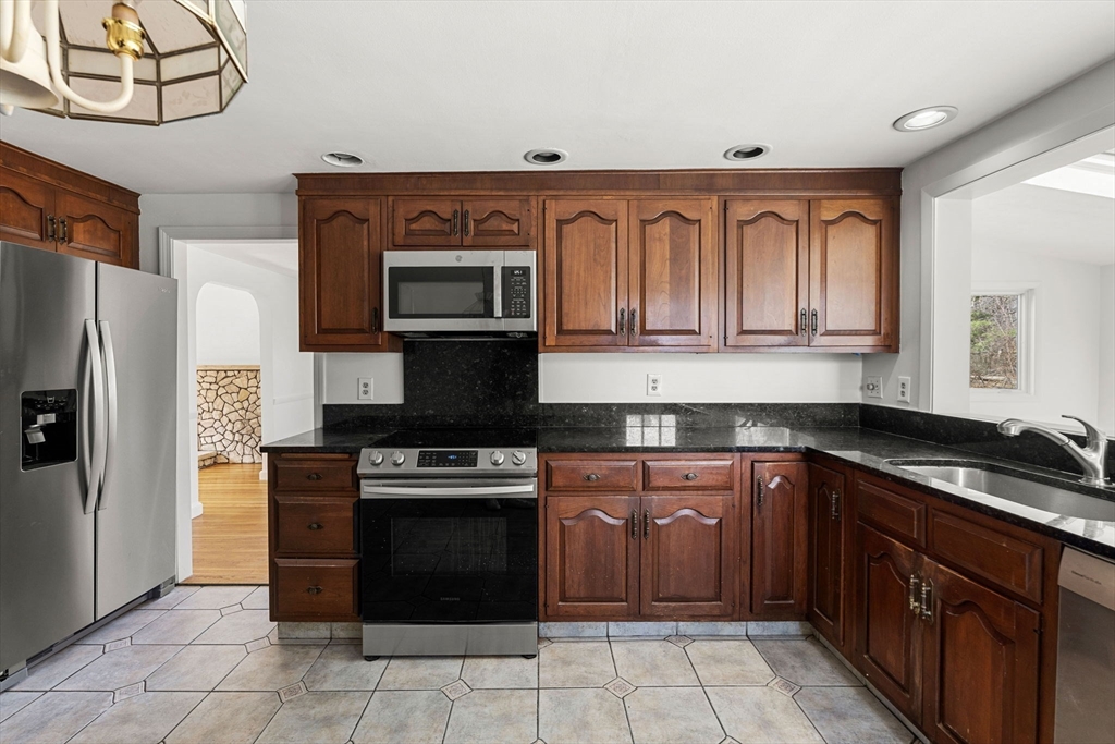 7 Putney Lane Lynnfield, MA 01940 - Photo 12 of 35