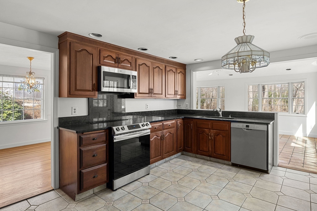 7 Putney Lane Lynnfield, MA 01940 - Photo 13 of 35
