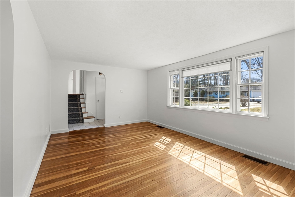 7 Putney Lane Lynnfield, MA 01940 - Photo 4 of 35