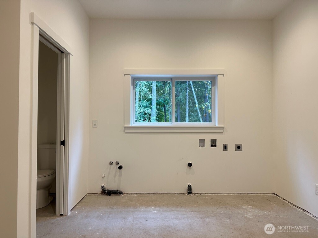 24345 Wax Orchard Road Southwest Vashon, WA 98070 - Photo 12 of 17 an empty room with a window