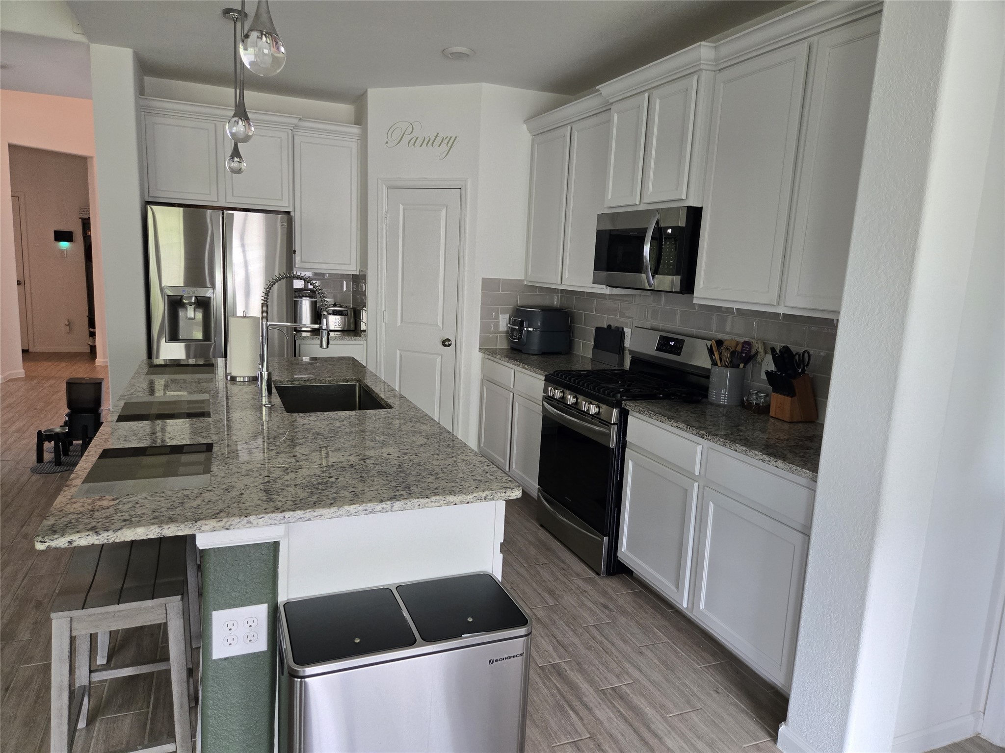 5035 Sierra Ridge Drive Rosenberg, TX 77469 - Photo 9 of 26 Dream Gourmet Kitchen with brekfast stools area and spacious pantry