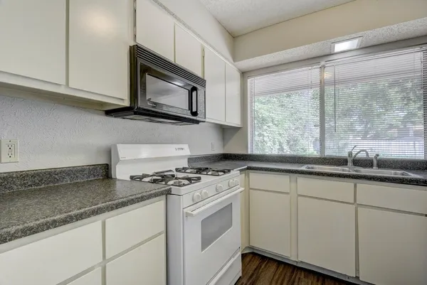 $2,100 | 10410 Broken Shoe Trail, Austin, TX 78750