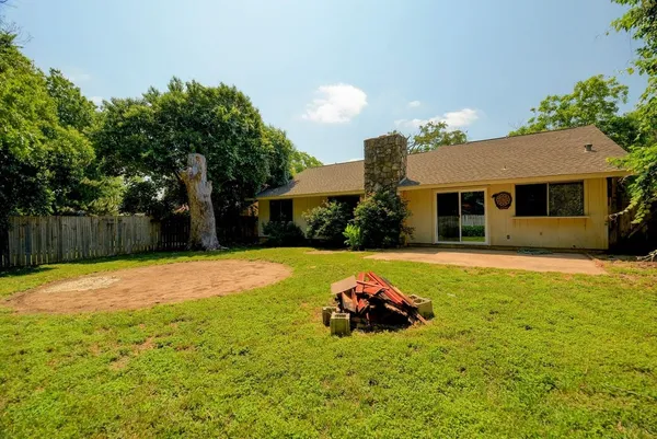 $2,100 | 10410 Broken Shoe Trail, Austin, TX 78750
