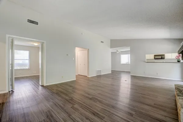 $2,100 | 10410 Broken Shoe Trail, Austin, TX 78750